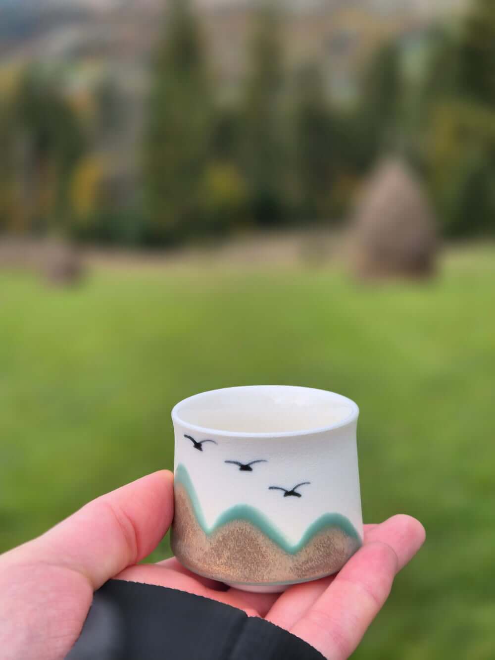 Чашка теплого напою на дерев'яному столику