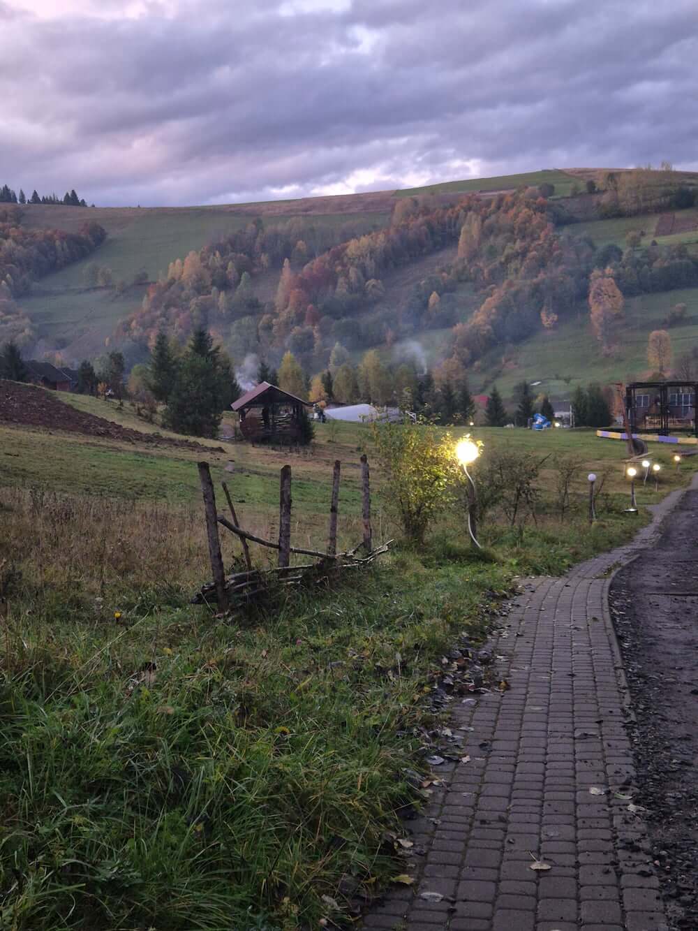 Гірська дорога на заході сонця